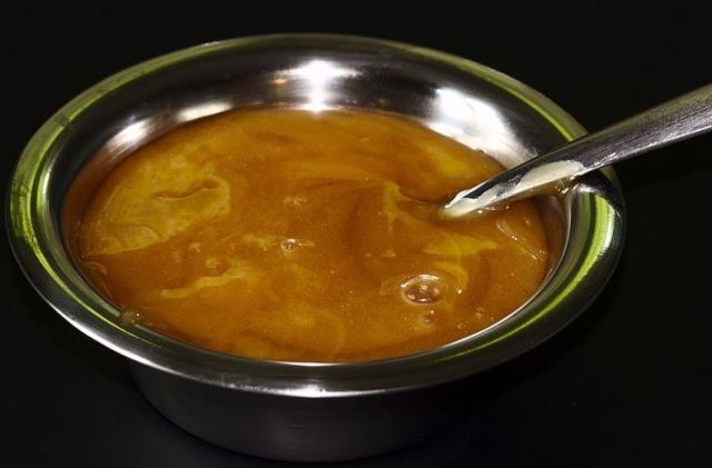 Pure, raw manuka honey. Whenever possible, but directly from the farmer's hive. S(Sourse: Wikimedia)