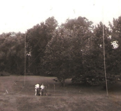 This tethering device secured multiple queens and led to Norman Gary's discovery of the queen mating pheromone.